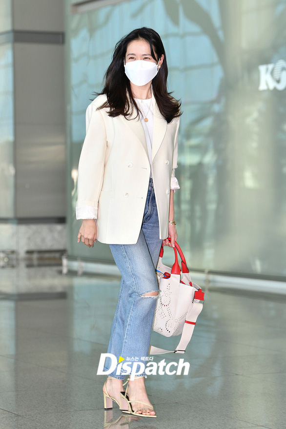 Son Ye Jin diện áo phông kết hợp với quần jean cạp cao. Người đẹp mặc thêm blazer kết hợp với sandal cao gót. Ngoài ra, cô còn kết hợp với túi to bản "tone sur tone".