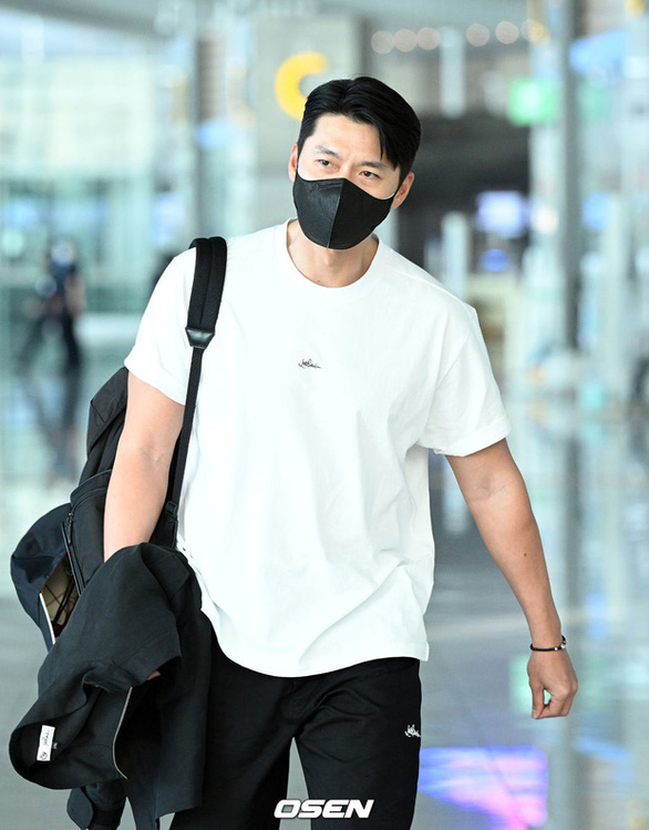 Trong khi đó Hyun Bin cũng diện áo phông trắng kết hợp với quần dáng rộng và đi giày sneaker. Lựa chọn trang phục của nam diễn viên đơn giản nhưng vẫn đủ thu hút.