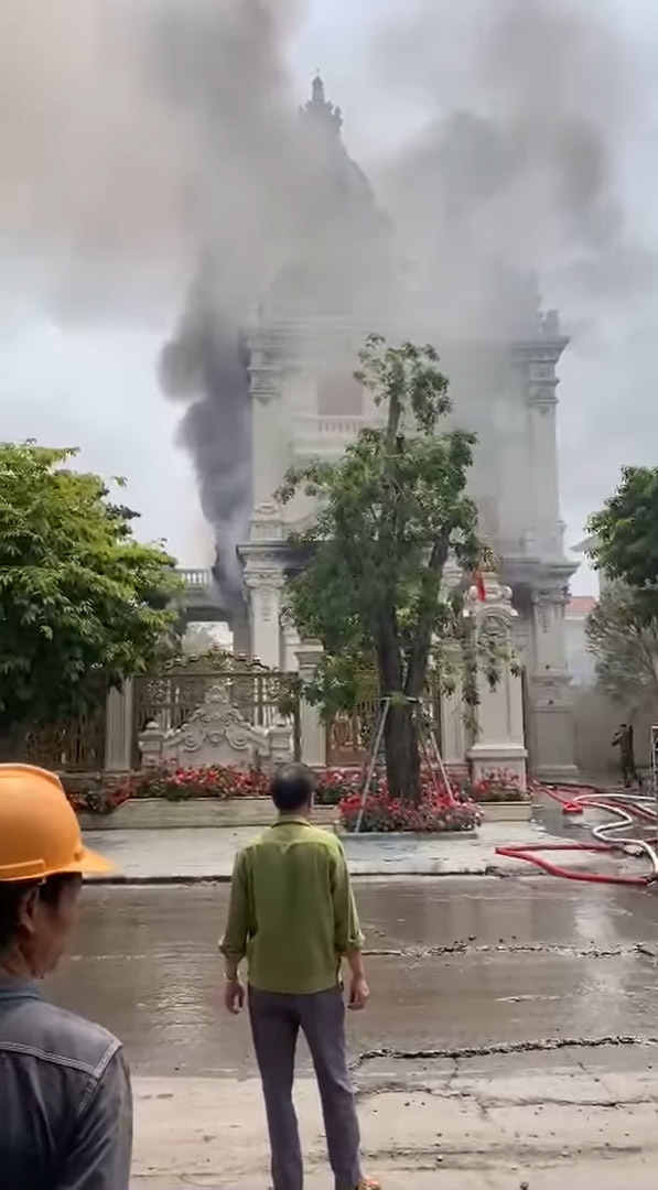 Những cột khói lớn liên tục bốc lên tại căn biệt thự sang trọng. (Ảnh: Chụp màn hình video TikTok M.L)
