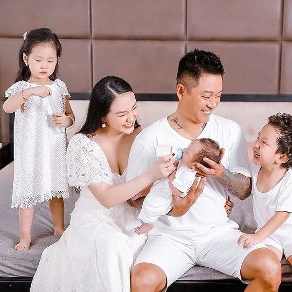 Gia đình hoàn mỹ của Tuấn Hưng và Hương Baby (Ảnh: FB Tuan Hung Nguyen)