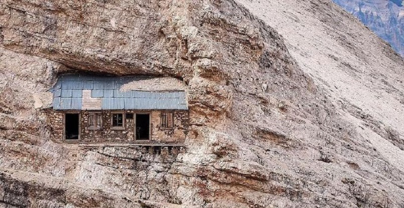 Bí ẩn căn nhà cổ cao 2.700 mét, khảm sâu vào sườn núi: Không dành cho người yếu tim