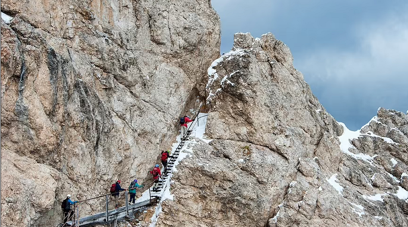 Tại đây có những bậc thang, dây cáp, thang thép xây dựng vào đá, giúp người leo núi đi qua.