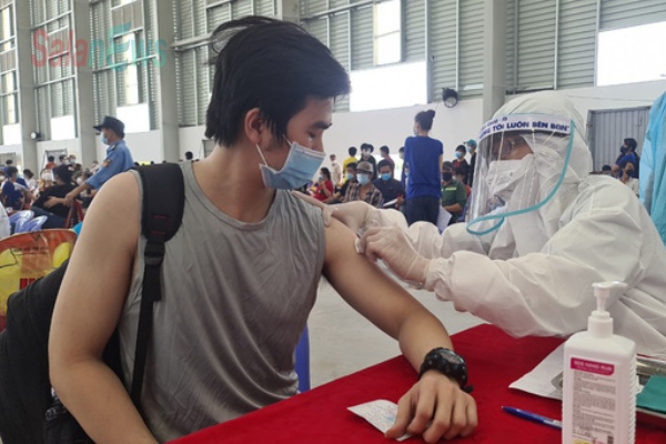 Nhiều phường hoãn tiêm do thiếu vắc xin, Bình Dương hỏa tốc 'cầu cứu' Bộ Y tế