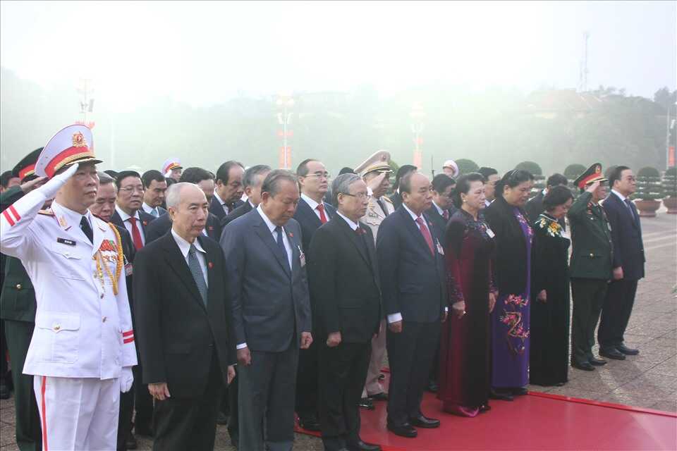 Đại biểu dự Đại hội XIII của Đảng vào Lăng viếng Chủ tịch Hồ Chí Minh