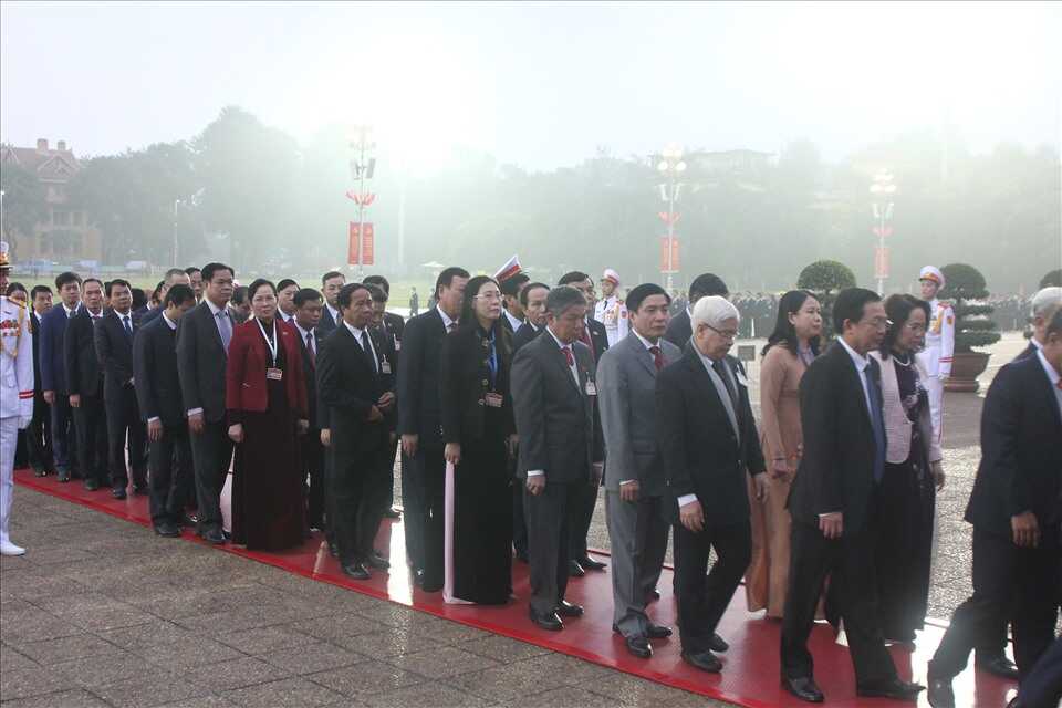 Đại biểu dự Đại hội XIII của Đảng vào Lăng viếng Chủ tịch Hồ Chí Minh 1