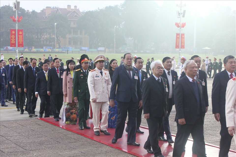 Đại biểu dự Đại hội XIII của Đảng vào Lăng viếng Chủ tịch Hồ Chí Minh 4