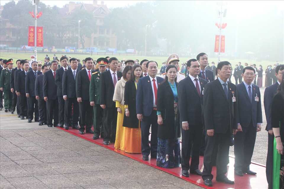 Đại biểu dự Đại hội XIII của Đảng vào Lăng viếng Chủ tịch Hồ Chí Minh 5
