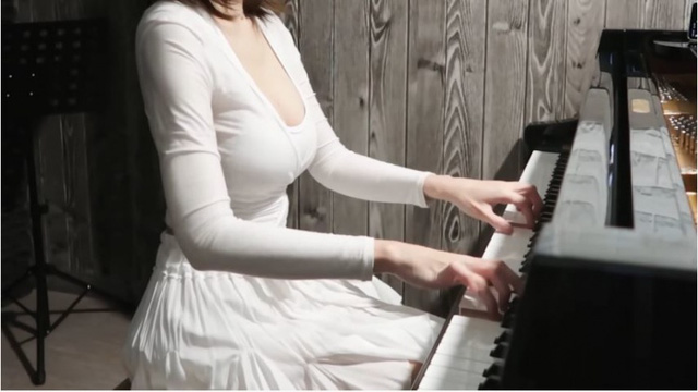 Đeo khẩu trang và ngồi chơi piano trên sóng, nữ Youtuber khiến cộng đồng mạng ngỡ ngàng với nhan sắc thật 3