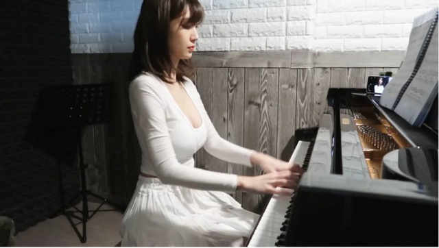Đeo khẩu trang và ngồi chơi piano trên sóng, nữ Youtuber khiến cộng đồng mạng ngỡ ngàng với nhan sắc thật 5