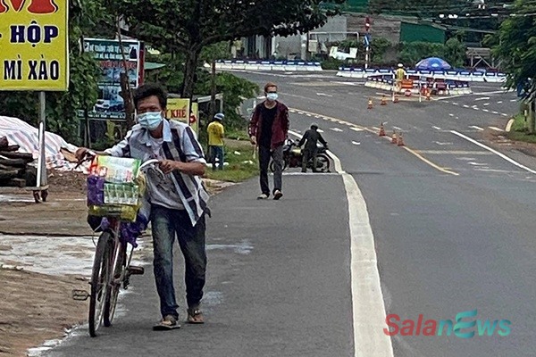 Hai anh em đi bộ từ Bình Dương về Đắk Lắk, dọc đường được tặng xe máy
