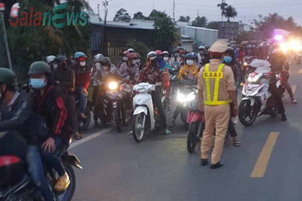 Hàng trăm người dân ở TP.HCM và các tỉnh miền Tây đi xe máy về quê