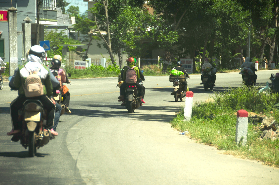 Cả ngàn người vạ vật tìm đường về nhà đang kẹt cứng giữa địa phận Đà Nẵng và Huế - Ảnh 5.