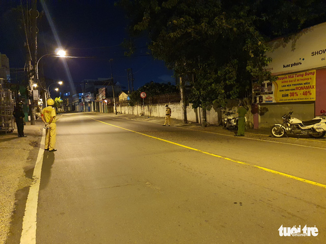Sau 18h đường phố vắng lặng, CSGT lập chốt 1 tiếng vẫn không có một bóng người - Ảnh 1.