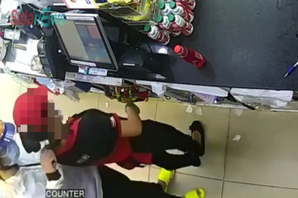 Kẻ cướp rút dao đe dọa nữ nhân viên cửa hàng tiện lợi ở quận 8, TP.HCM - Ảnh 1.