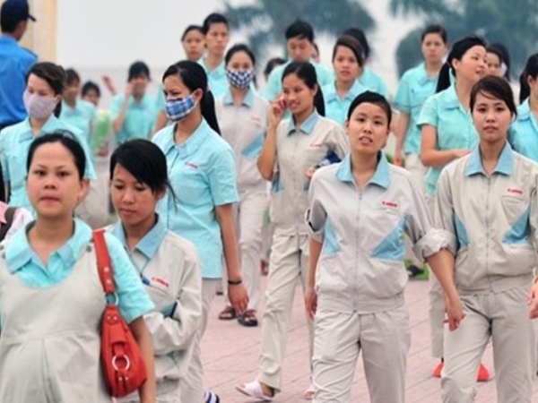 Từ 1-2-2021, lao động nữ đi làm ngày ‘đèn đỏ’ được nhận thêm lương