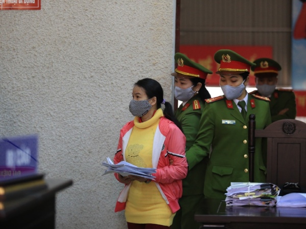 Mẹ nữ sinh giao gà ở Điện Biên bật khóc kêu oan tại phiên tòa xử tội buôn bán ma túy