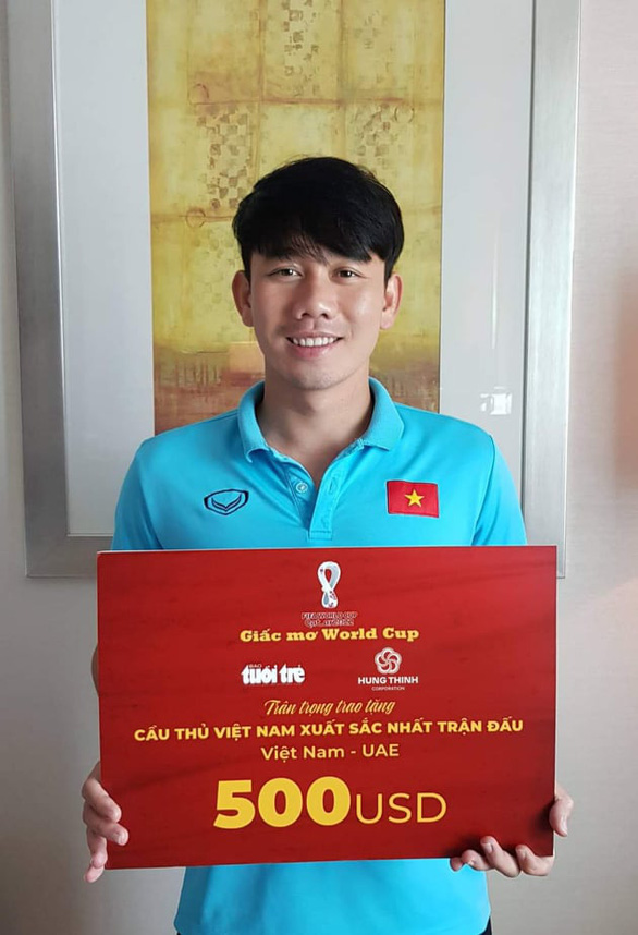 Minh Vương nhận danh hiệu cầu thủ xuất sắc nhất trận Việt Nam - UAE tại Dubai - Ảnh 1.