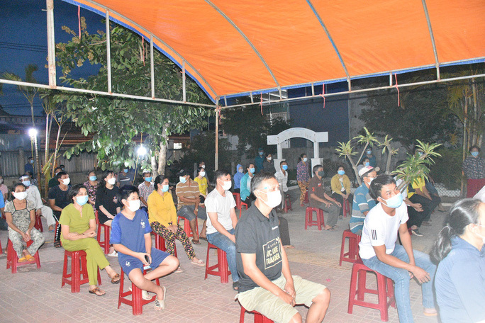  Lấy mẫu xét nghiệm Covid-19 cho cư dân tại thị xã Hoài Nhơn. (Ảnh: Người Lao Động)