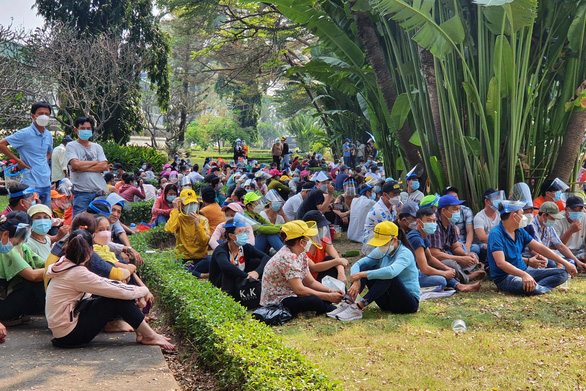 Nhiều công nhân ra ngồi ở công viên trước công ty nghỉ ngơi trong lúc chờ cơ quan chức năng giải quyết vụ việc