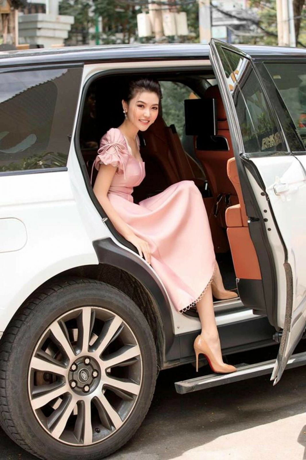 Người đẹp Vũng Tàu cưỡi Rolls-Royce 70 tỷ: Từ lang thang bán vé số tới cuộc sống giàu sang