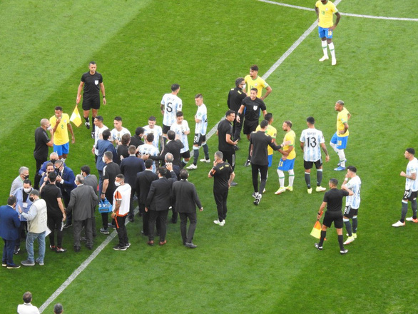 Đá 7 phút, Messi và cầu thủ Argentina ngừng thi đấu để phản đối cảnh sát Brazil - Ảnh 2.