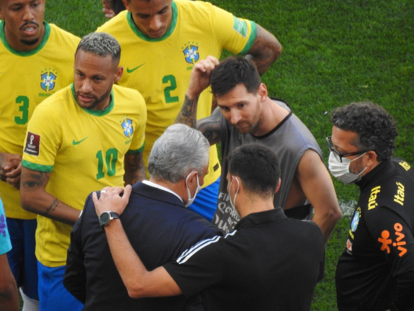 Đá 7 phút, Messi và cầu thủ Argentina ngừng thi đấu để phản đối cảnh sát Brazil - Ảnh 3.
