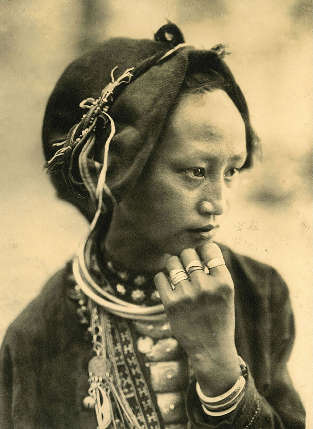 Một phụ nữ người Mán ở bản Pa Kha, tỉnh Sơn La trước ống kính một nhiếp ảnh gia khuyết danh. Ảnh chụp vào khoảng năm 1925, in trên giấy tráng bạc.