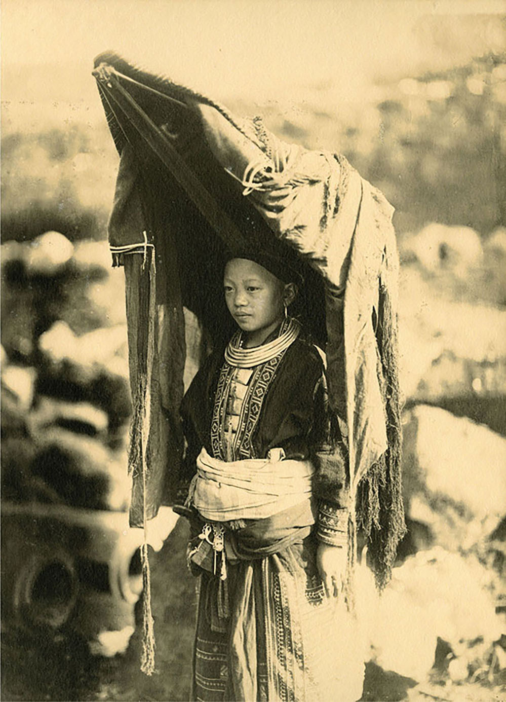 Một phụ nữ có chồng người Mán, Lào Cai, khoảng năm 1925, ảnh in trên giấy tráng bạc, người chụp khuyết danh.
