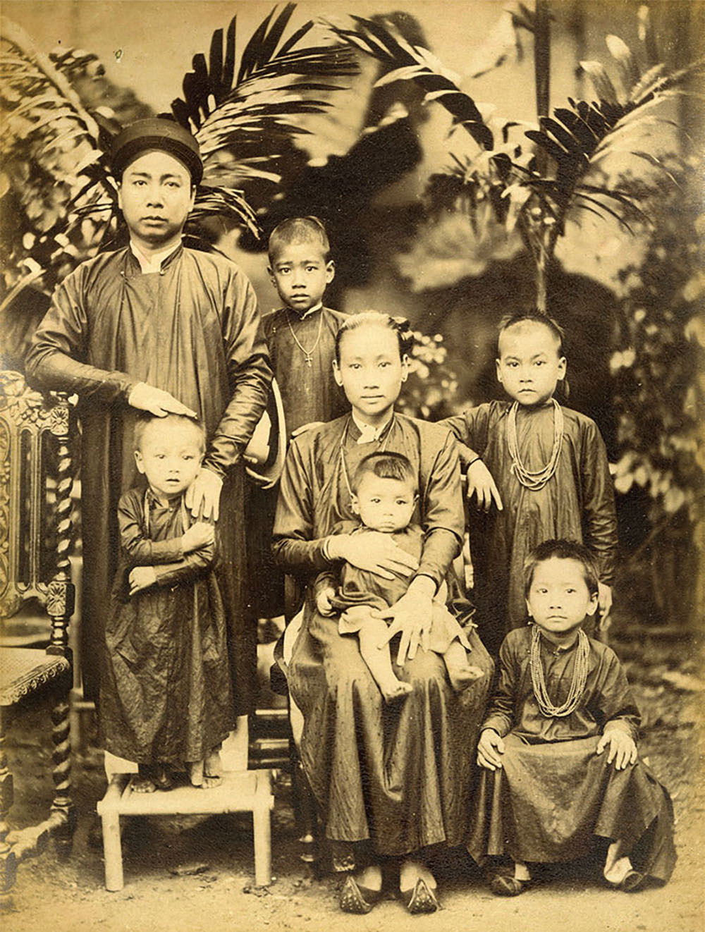 Bức Gia đình Việt Nam, khoảng năm 1890 của nhiếp ảnh gia Aurélien Pestel được giới thiệu trong chương bốn của sách - Các hiệu ảnh thương mại (những năm 1880 - 1890).