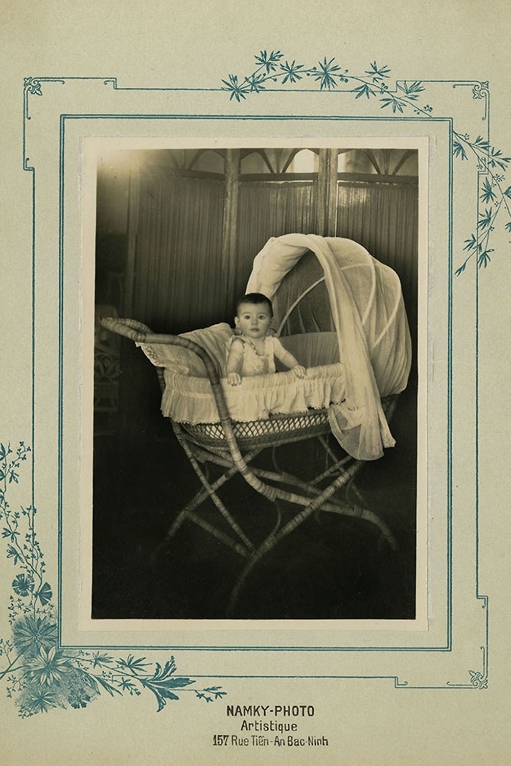 Một em bé Ảnh Đứa bé trong nôi, khoảng năm 1922, ảnh hộp dạng bởi Namky-Photo (Bắc Ninh)