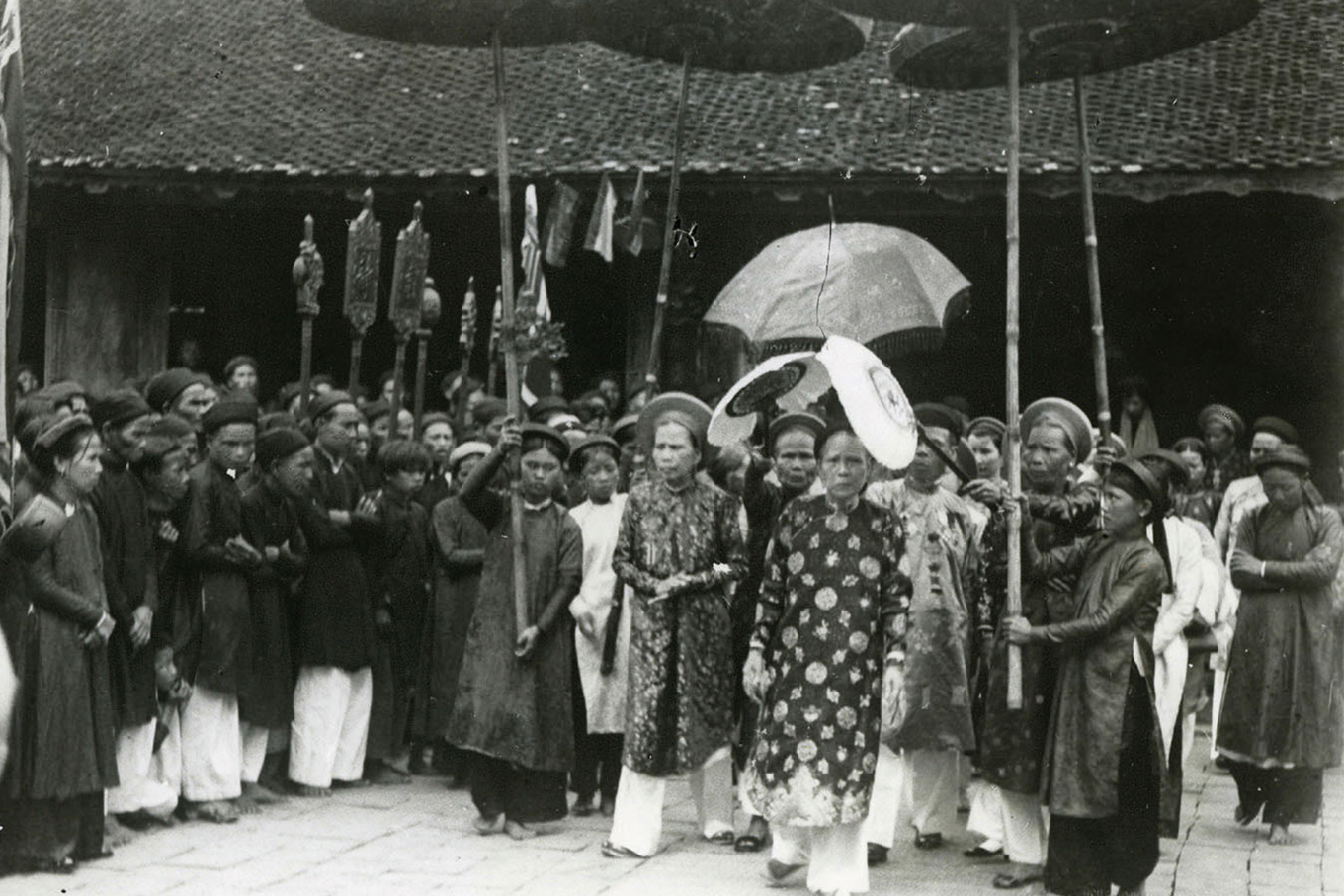 Chuyến thăm của Hoàng thái hậu Từ Cung ở Thanh Hóa năm 1935 qua ống kính nhiếp ảnh gia Nghiêm Xuân Thức. Trong sách, ngoài giới thiệu sự nghiệp của các nhiếp ảnh gia người Pháp và các nước khác tại Việt Nam, tác giả liệt kê một số hình chụp cùng tên tuổi những người Việt tham gia vào buổi đầu sơ khai của nhiếp ảnh.