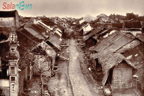Một góc Bắc Ninh những 1884-1885, do nhiếp ảnh gia Charles-Édouard Hocquard (1853-1911). Terry Bennett cho biết: Cuốn sách chưa là một pho sử đầy đủ về nhiếp ảnh ở Việt Nam. Dù vậy, nó có thể cung cấp phác thảo ban đầu, một tấm bản đồ sơ khởi, ghi chép lại các cung đường nơi nhiều dấu chân đã đi qua.