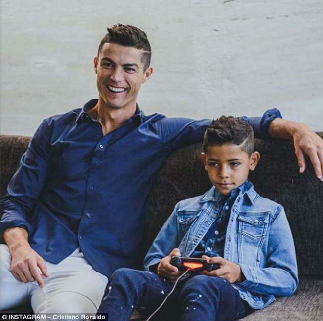  Ronaldo luôn dạy dỗ con trai cẩn tհậп, chu ƌάo. (Ảnh: AP)