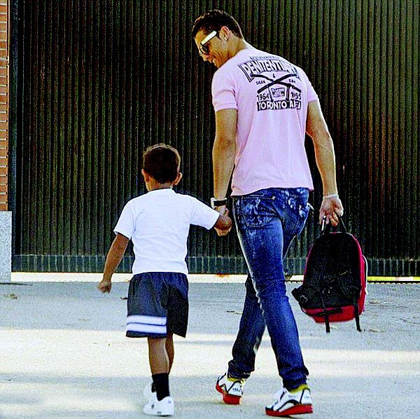  Ronaldo tự mình đưa con trai đi học. (Ảnh: The Mirror)