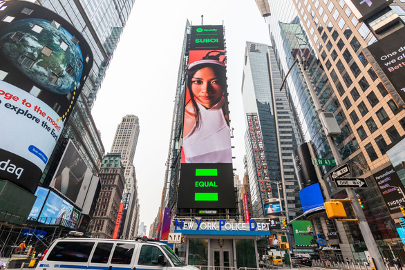 Suboi xuất hiện ở Times Square lần 2, Kim Duyên dự thi Hoa hậu hoàn vũ 2021 - Ảnh 2.