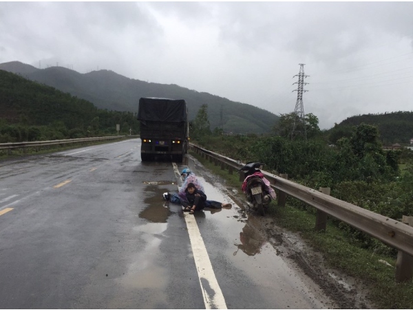 Tai nạn thương tâm: Hai mẹ con ngồi bệt xuống đường, ôm thi thể chồng khóc ngất giữa trời mưa lạnh