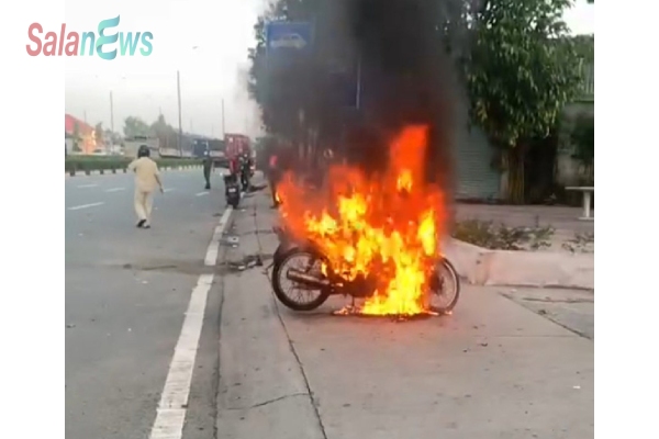 Thanh niên tự đốt xe khi bị công an kiểm tra ra đường trong thời gian giãn cách