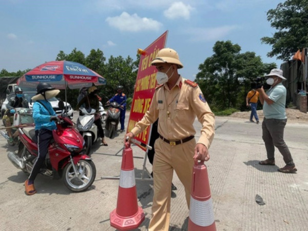 F2 trốn cách ly đi bộ 130km trong 5 ngày liên tiếp từ Bắc Giang về Quảng Ninh nhưng người nhà không mở cửa